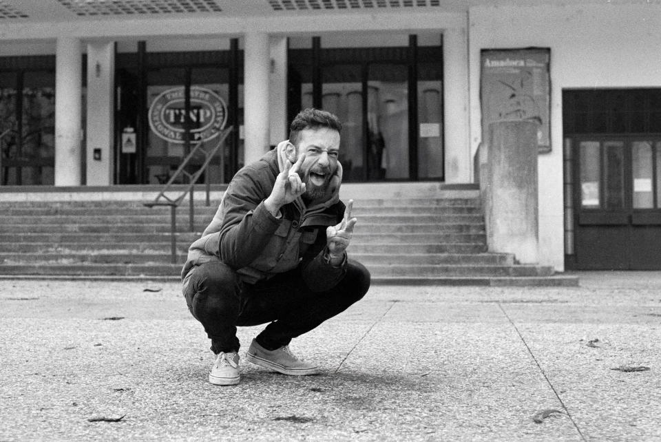 Bertrand Dejean, graphiste et directeur artistique à Lyon, au travail