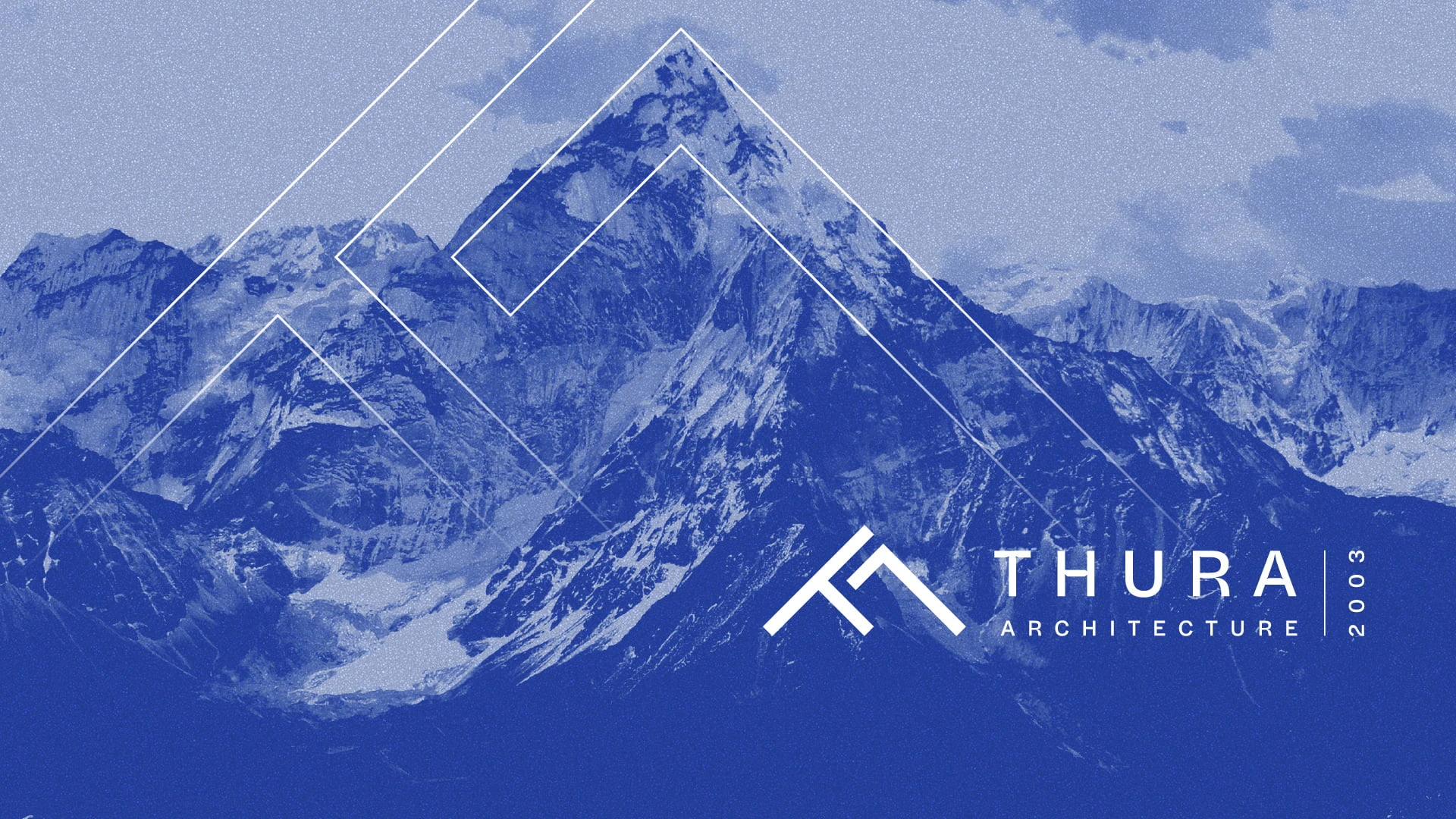 Identité visuelle de Thura Architecture : sommet de montagne en bleu duotone et logo géométrique de l'agence (Courchevel & Méribel)