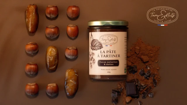 Pot de pâte à tartiner Tam&Nuts cacao-noisettes-dattes (sans sucre ajouté), entouré de noisettes, dattes et cacao, avec le logo de la marque